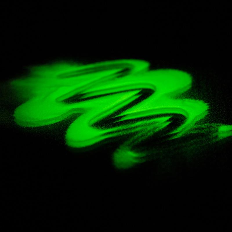 Green luminescent powder for painting